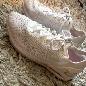 Size 11 women under armor shoes